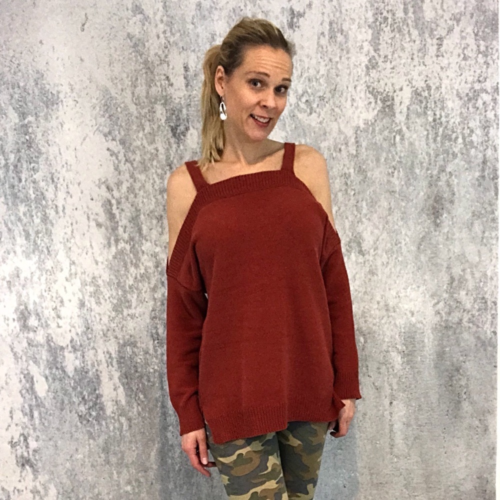 Rust cold shoulder sweater - Picture 2 of 8